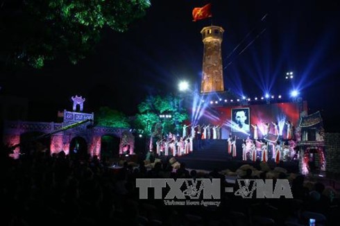 Art performance marks 70th anniversary of National Resistance Day - ảnh 1